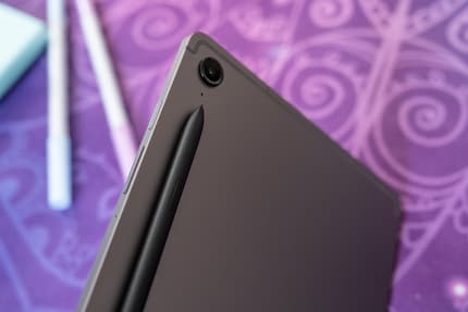 La Samsung Galaxy Tab S9 FE est élégante, maniable et étanche.