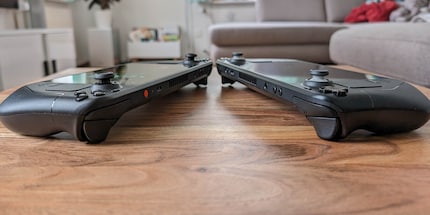 À l’œil nu, la Steam Deck OLED ne se distingue de l’originale que par son bouton d’alimentation orange et ses sticks analogiques noirs.