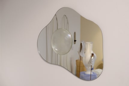 De haut en bas : miroir «Magaud» de 13 Desserts, «La Celebración» de Joyful Objects, Yes ! et «Sunny Side Up» par Paul Ketz.