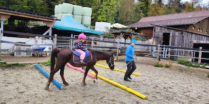 La leçon d’équitation fait définitivement partie des moments forts de la semaine de Zoe.