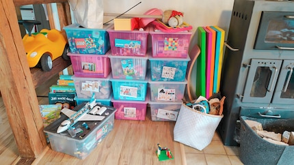 Ce n’est pas la tour de Babel, mais les caisses de jouets de Zoe dans le salon.