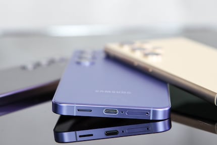 Le Galaxy S24 peut être rechargé par câble ou sans fil.