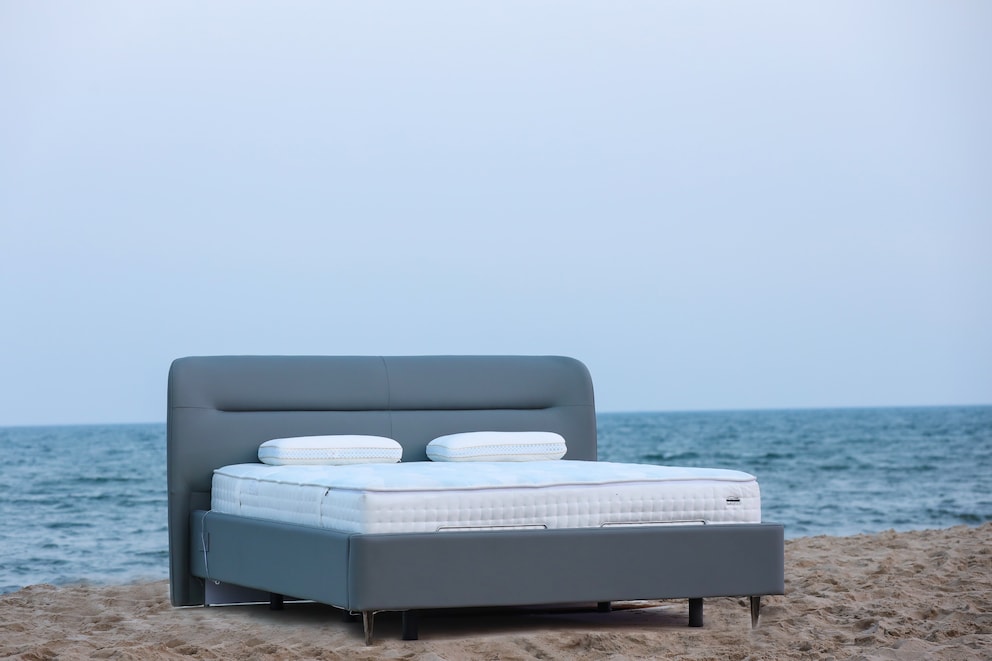 DeRucci’s smart mattress: who doesn’t like sleeping on the beach? But the technology underneath the fabric is even more spectacular.