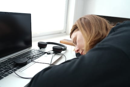 Il suffit de poser la tête sur le bureau et c’est parti : pas de problème à la maison, mais au bureau avec mes collègues, j’ai du mal à me détendre.