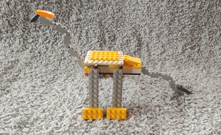 Est-ce un oiseau ? Un avion ? Non, c’est le dinosaure en LEGO de ma femme.