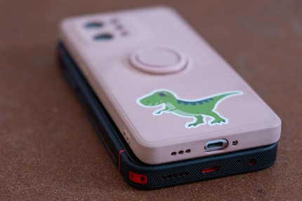 Le Volla Phone X23 est robuste, mais lourd. Voici la comparaison avec mon Oppo Find X5 et sa coque.