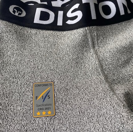 La protection contre les coupures des sous-vêtements de ski Diston a été certifiée trois étoiles par la FIS.