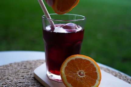 Un vrai délice : de la tisane d’églantier froide avec du jus d’orange fraîchement pressé. C’est aussi très bon en version chaude.