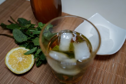 La tisane à la menthe poivrée est délicieuse en version glacée.