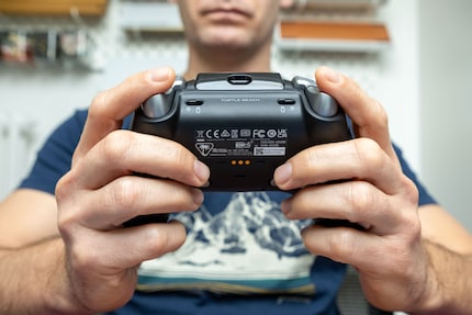 La Stealth Pro se niche parfaitement au creux de mes mains. Mais si vous avez des plus petites mains que moi, vous pourriez bien avoir des crampes.