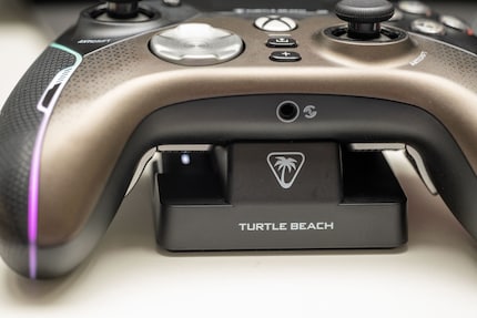 Grâce à la station de charge, pas besoin de brancher la manette à un câble USB.