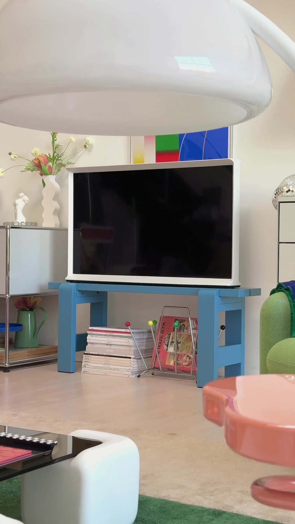 Des meubles colorés et dont les formes sont douces contrebalancent l’effet du téléviseur.
