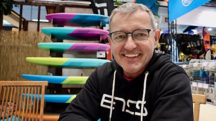 Karl Müller, directeur d’Ensis, présente des wings et de nouvelles planches à foil au salon nautique.