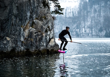 Pas de vent ? Pas de problème ! Avec une pagaie, une planche et un foil, on surfe même en plein hiver suisse.