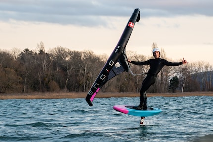 La planche colorée est censée être adaptée au SUP foil, au pumping et au wing foil.