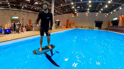 Dans la piscine du salon nautique, Michi Näf, de l’équipe d’Ensis, montre comment une planche décolle avec un hydrofoil et de la force musculaire.