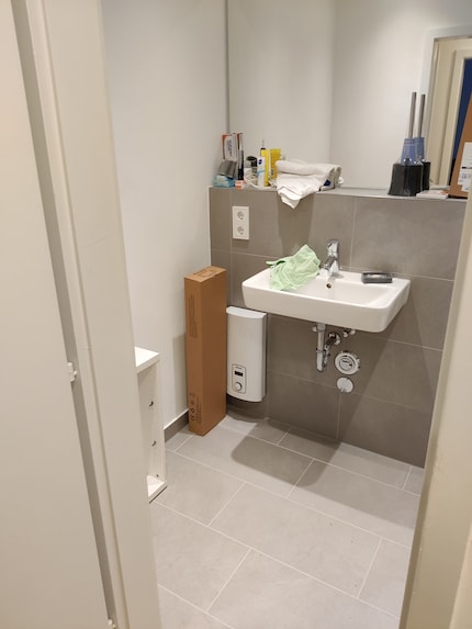 La vue du couloir vers la salle de bain...