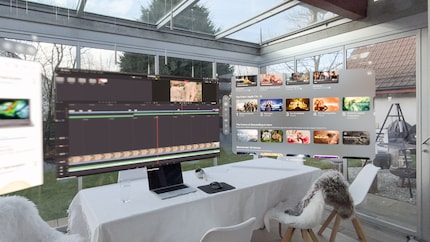 Poste de travail virtuel dans l’espace physique : la fenêtre du milieu affiche l’écran externe de mon Mac, de part et d’autre flottent les applications VisionOS que je peux agencer et redimensionner comme je l’entends.