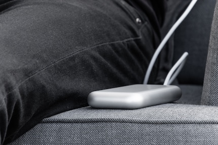 Flash-back aux écouteurs filaires : la batterie du Vision Pro est une batterie externe. Heureusement, le câble est joli et ne s’emmêle pas. Je glisse la batterie dans la poche de mon pantalon lorsque je me déplace.