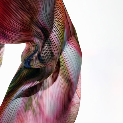 La ligne « Pleats Please » d’Issey Miyake est principalement composée de tissus plissés en polyester.