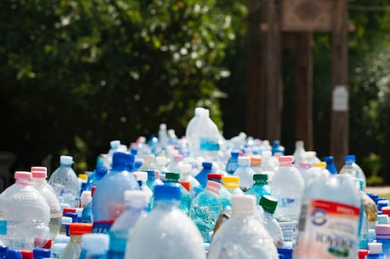 Les fibres de polyester recyclées à partir de bouteilles en PET n’ont parfois pas la couleur et la résistance souhaitées.