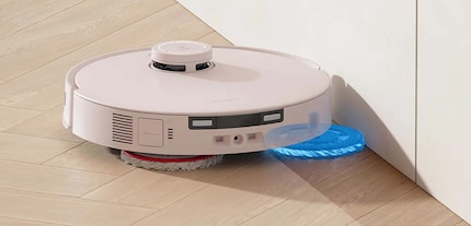 Une frange du nouveau Ecovacs Deebot T30 Pro se déploie pour nettoyer les bords.