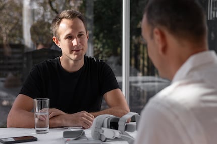 L’enthousiasme de René pour le nouveau gadget est contagieux. Moi-même, après quelques heures en tête à tête avec le Vision Pro, je reste tiraillé entre la fascination et le doute vis-à-vis des inconvénients conceptuels d’un ordinateur facial.