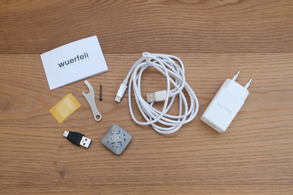 The «Wuerfeli» comes with either the cable or the adapter. It allows you to have the sensor directly in a socket via a USB power supply unit. There are adhesive dots and a nail for attaching to the wall or furniture.