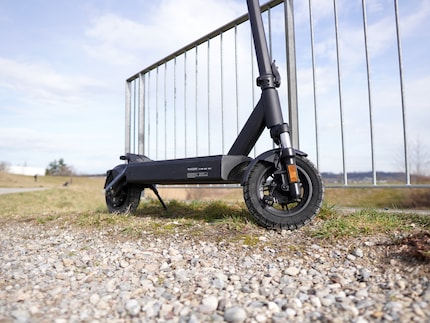 La VX4 est plus haute que la plupart des trottinettes électriques.