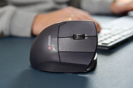 La molette de la souris n’a pas de roue libre, mais trois boutons sont à ses côtés.