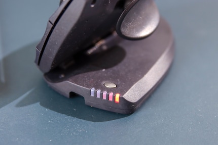 Les LED indiquent la vitesse du curseur et le niveau de charge.