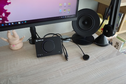 J’ai fait passer les câbles que j’utilise le plus, comme le chargeur de ma smartwatch, par le trou du bureau.
