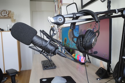 Je n’utilise le casque Logitech G Pro X qui est accroché au bras que pour les appels Teams et autres.