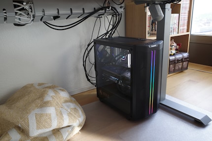 La gestion des câbles du PC est difficile, car mon bureau est réglable en hauteur.