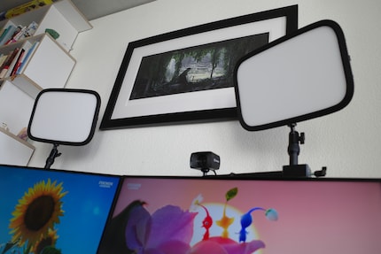 Derrière les Key Lights, j’ai accroché une pièce de collection : un artwork édition limitée de « The Last of Us Part II ».