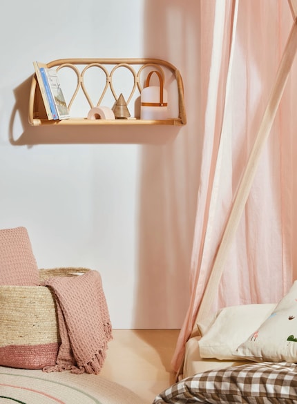 Plus qu’un objet mural : le design en rotin « Nyarai » brille également comme petite étagère.