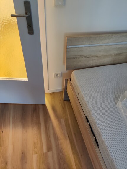 Entre la porte et mon lit, il y a peu de place pour une table de nuit. Mais je veux et je dois avoir quelque part des choses importantes à portée de main pour la nuit.