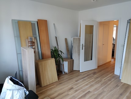Une vue de la chambre à coucher sur la porte.