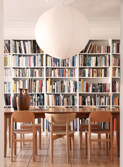 La bibliothèque de la maison doit être curatée et avoir l'air confortable.