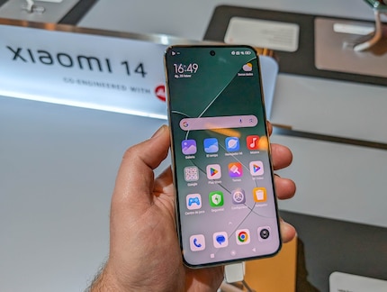 Le Xiaomi 14 est légèrement plus compact que le modèle Ultra.