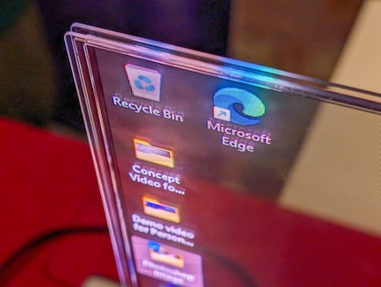 En regardant de plus près, l'écran micro-LED semble être pressé entre deux plaques de verre.