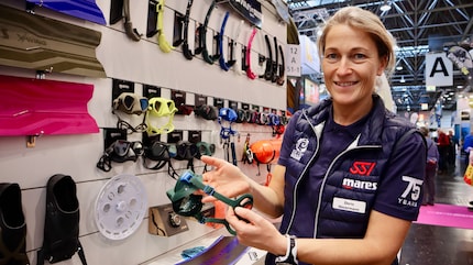 Au salon nautique à Düsseldorf, Doris explique les points essentiels de la plongée en apnée.