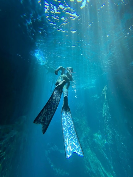 Une seule inspiration permet à Doris de découvrir des mondes sous-marins fascinants.