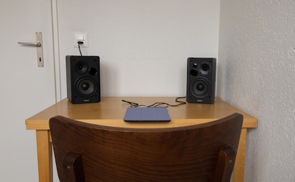 Souvent, les tables se trouvent dans un coin, mais c’est mauvais pour l’acoustique.