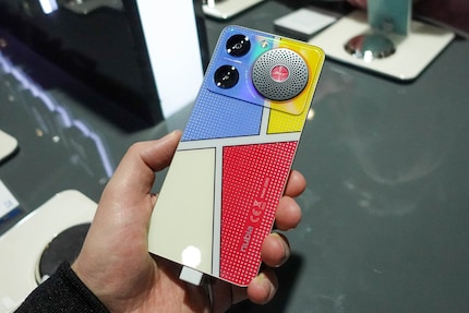 The back seems to be inspired by the comic pop art of Roy Liechtenstein.