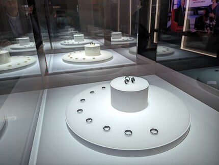 At the MWC, the ring can be seen in three colours and different sizes.