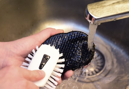 Avec une brosse à vaisselle et un peu de savon, ma brosse retrouve toute sa fraîcheur.