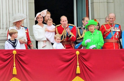 La duchesse Catherine de Galles porte généralement ses enfants à gauche. Ici, sa fille Charlotte en 2017.
