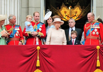 Contrairement à son épouse, le prince William porte le plus souvent ses enfants dans le bras droit. Il est gaucher.
