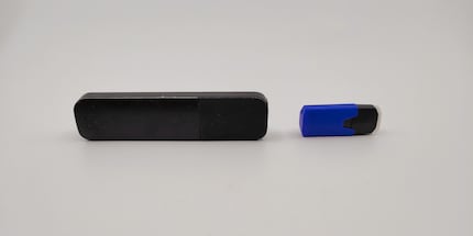 If it weren’t for the cartridge with its mouthpiece, it could pass as a USB stick.